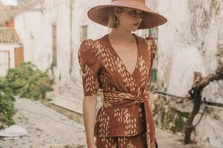 tailleur matrimonio invitata a fantasia marrone, con giacca a maniche corte e contura in stoffa