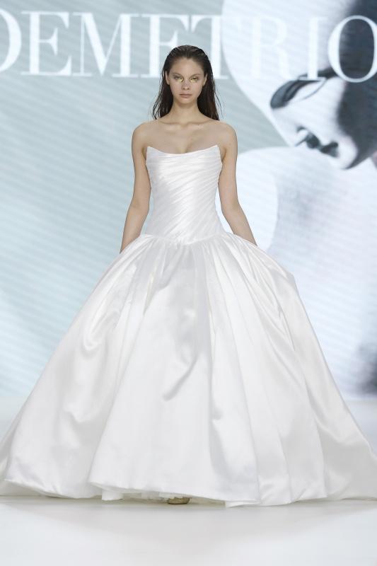 abito da sposa con tessuto liscio