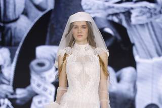 abito da sposa corto in pizzo con scollo all'americana, semi trasparente