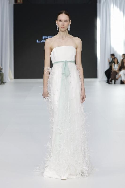 abito da sposa stile impero con cintura verde