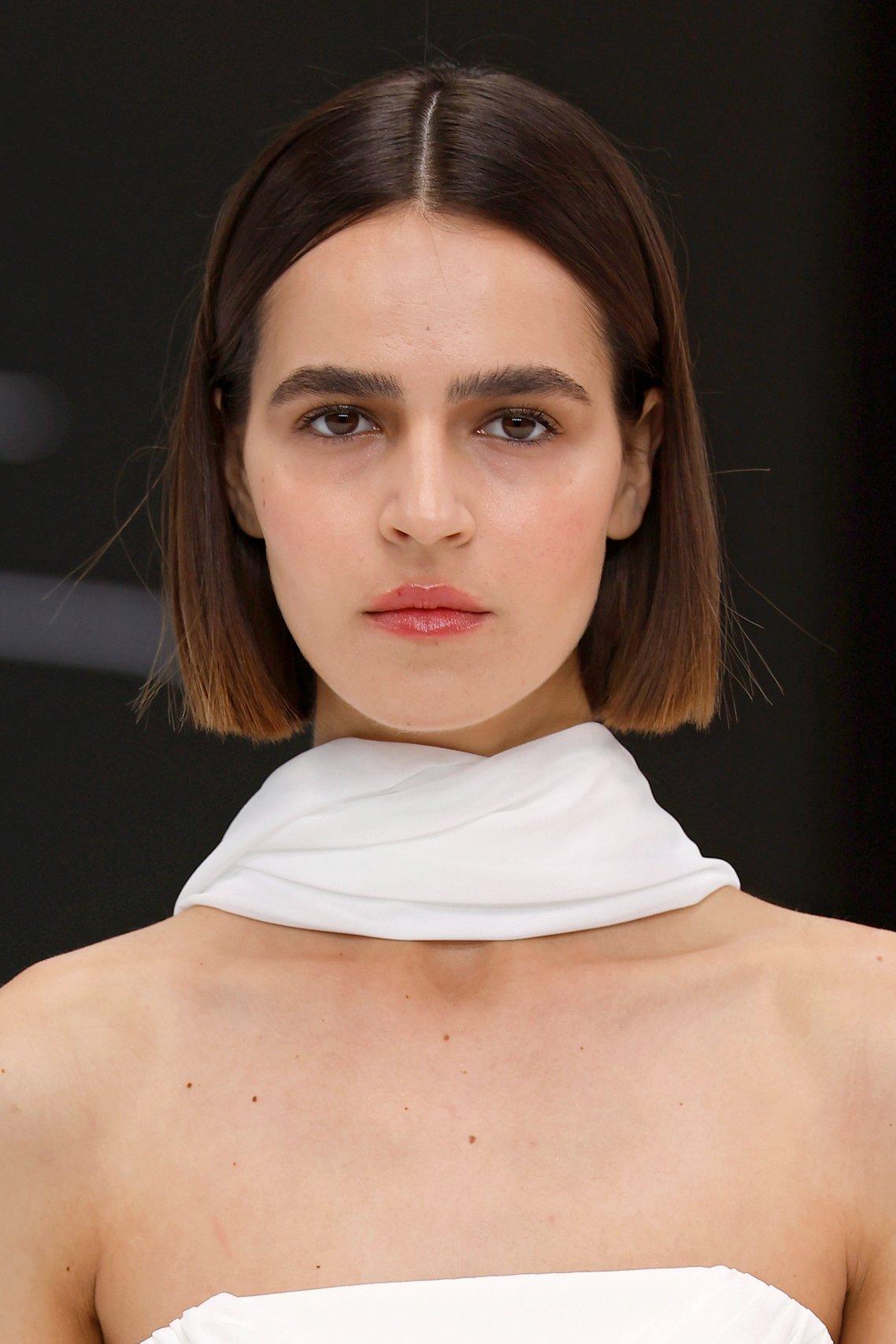 sposa con sciarpa ala collo- accessori per la sposa