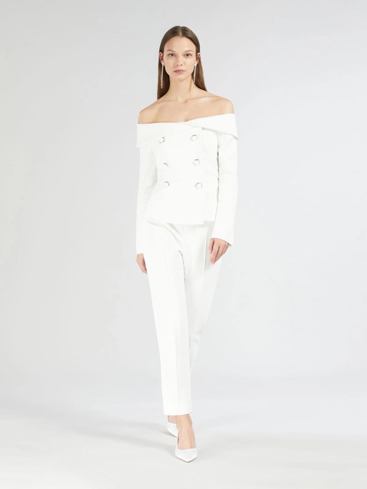 tailleur da sposa con pantaloni a sigaretta e giacca con scollo omerale