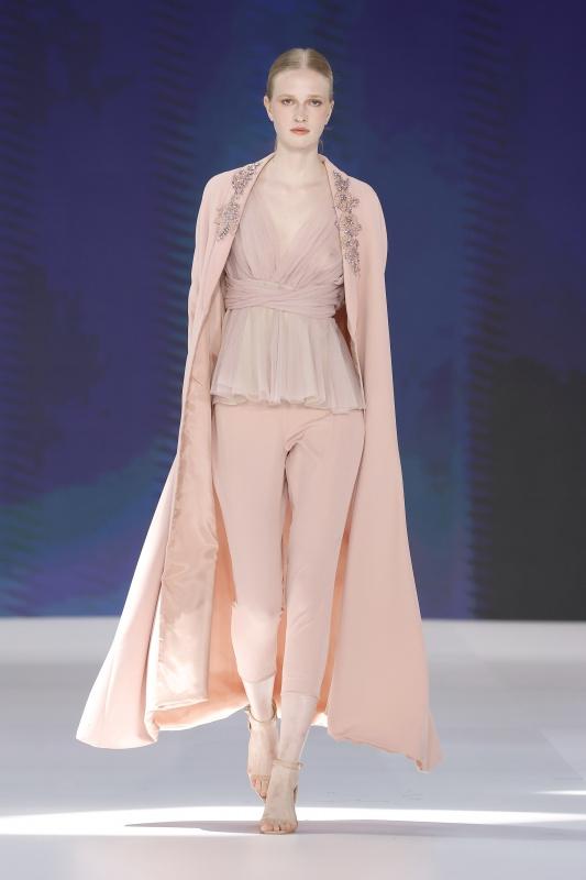 abito da sposa colorato rosa con decori dorati, top e pantalone  e mantellaa sigaretta con 