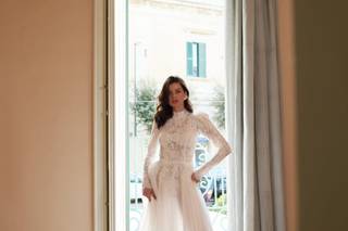 abito da sposa a collo alto con gonna in tulle trasparente