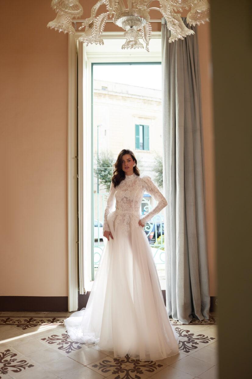 abito da sposa a collo alto con gonna in tulle trasparente