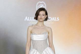 abito da sposa invernale con gonna ad A, bustino con brillantini