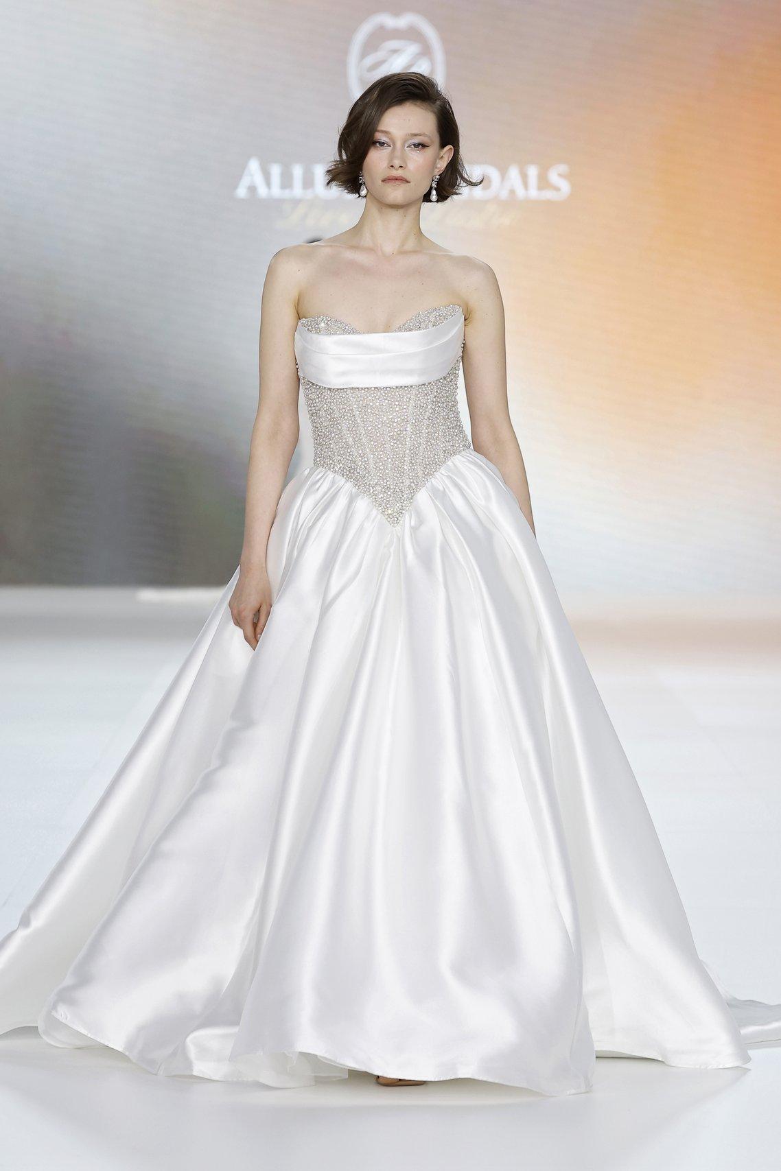 abito da sposa invernale con gonna ad A, bustino con brillantini