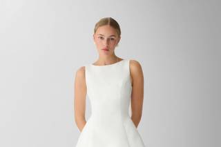 abito da sposa corto con gonna svasata senza maniche
