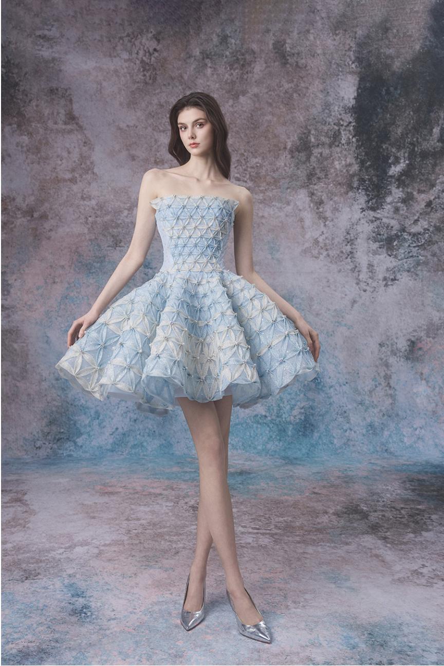 abito sposa matrimonio civile azzurro con gonna corta a ruota
