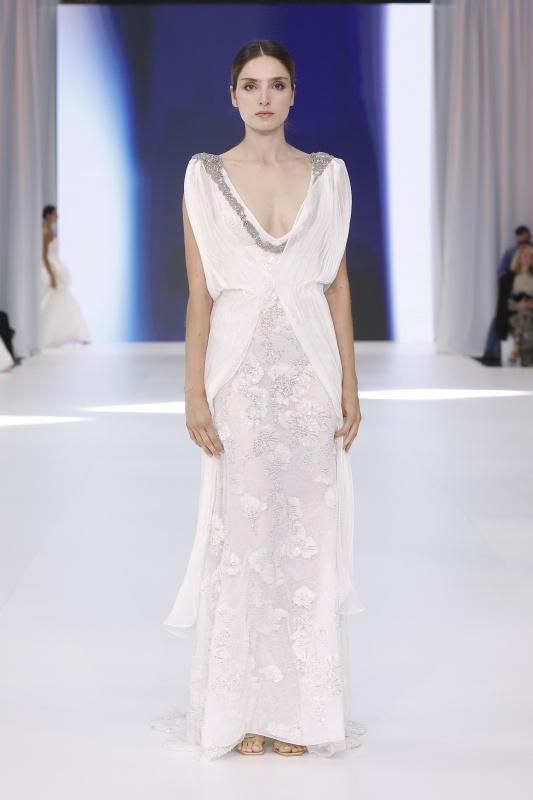 abito da sposa stile impero con decorazioni sullo scollo