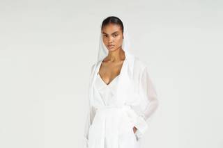 tailleur da sposa con pantaloni a palazzo e giacca a kimono con cappuccio