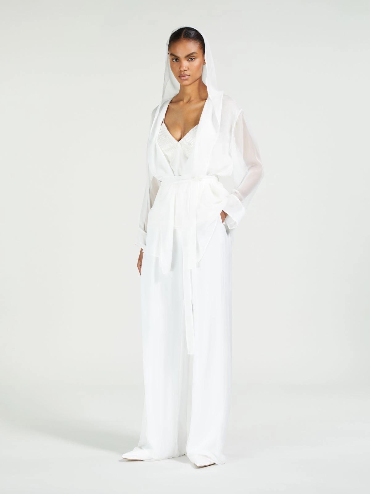 tailleur da sposa con pantaloni a palazzo e giacca a kimono con cappuccio