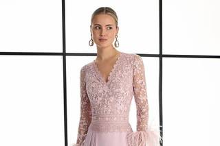 abito elegante da cerimonia lungo con piume sul bordo delle maniche