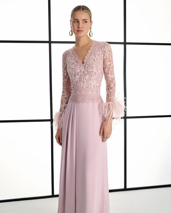 abito elegante da cerimonia lungo con piume sul bordo delle maniche