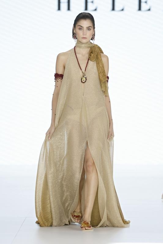 abito da sposa colorato dorato morbido con scollo a V e spacco frontale
