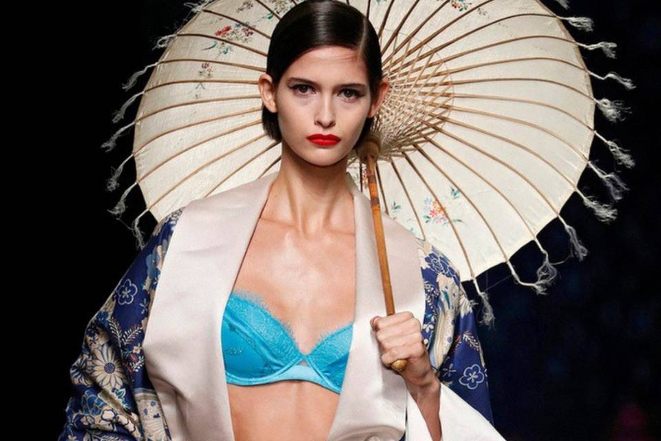 modella con vestaglia e ombrello giapponesi e sotto intimo sposa azzurro