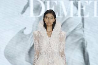 abito da sposa invernale in pizzo, gonna ampia