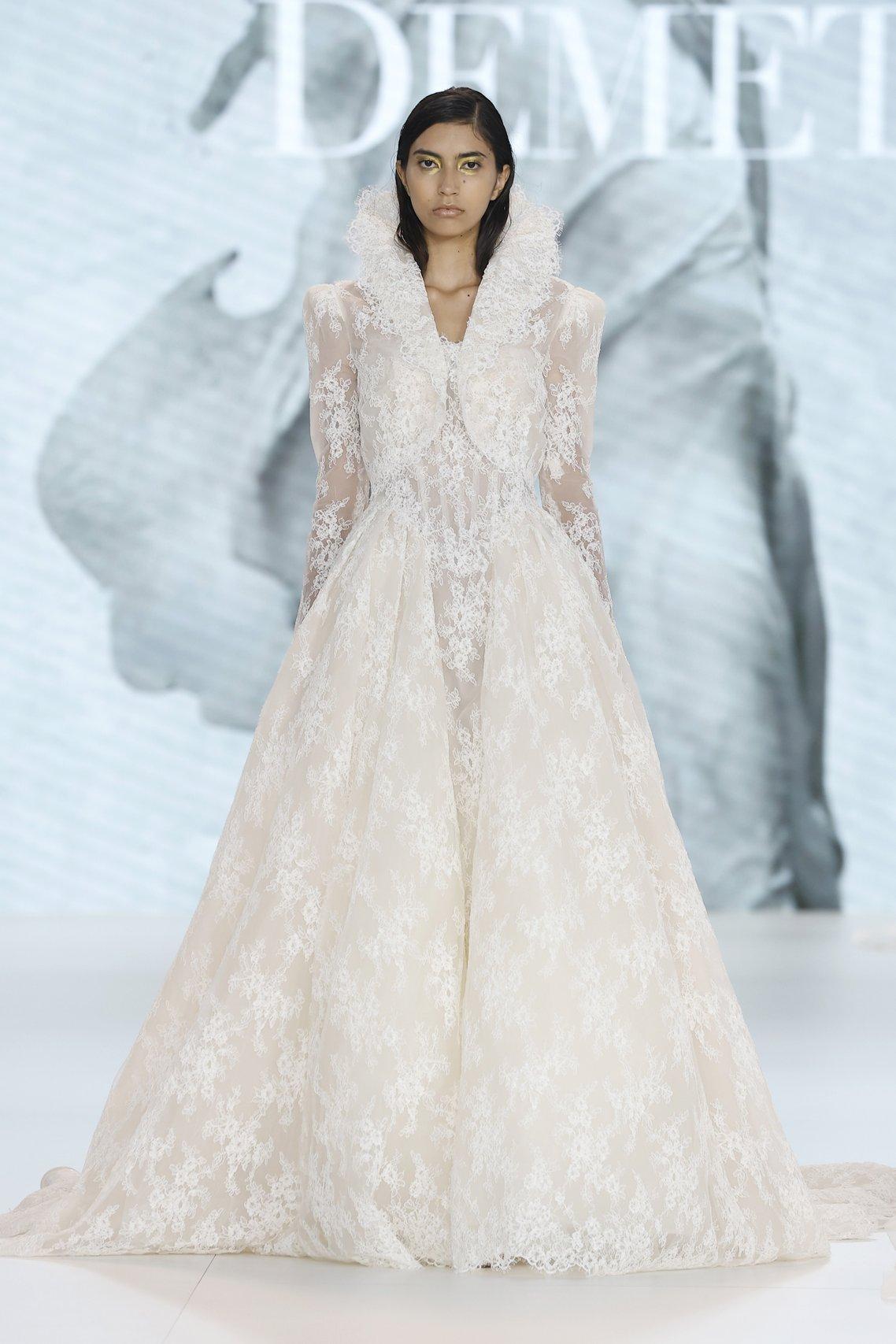 abito da sposa invernale in pizzo, gonna ampia