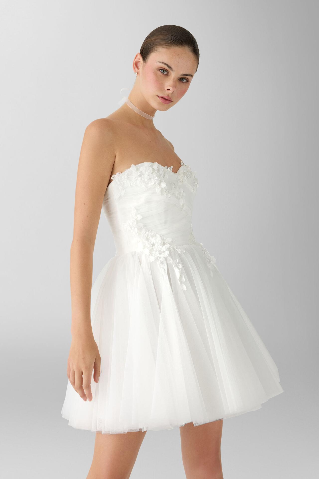 abito da sposa corto con gonna ampia in tulle, corpetto a cuore con applicazioni floreali