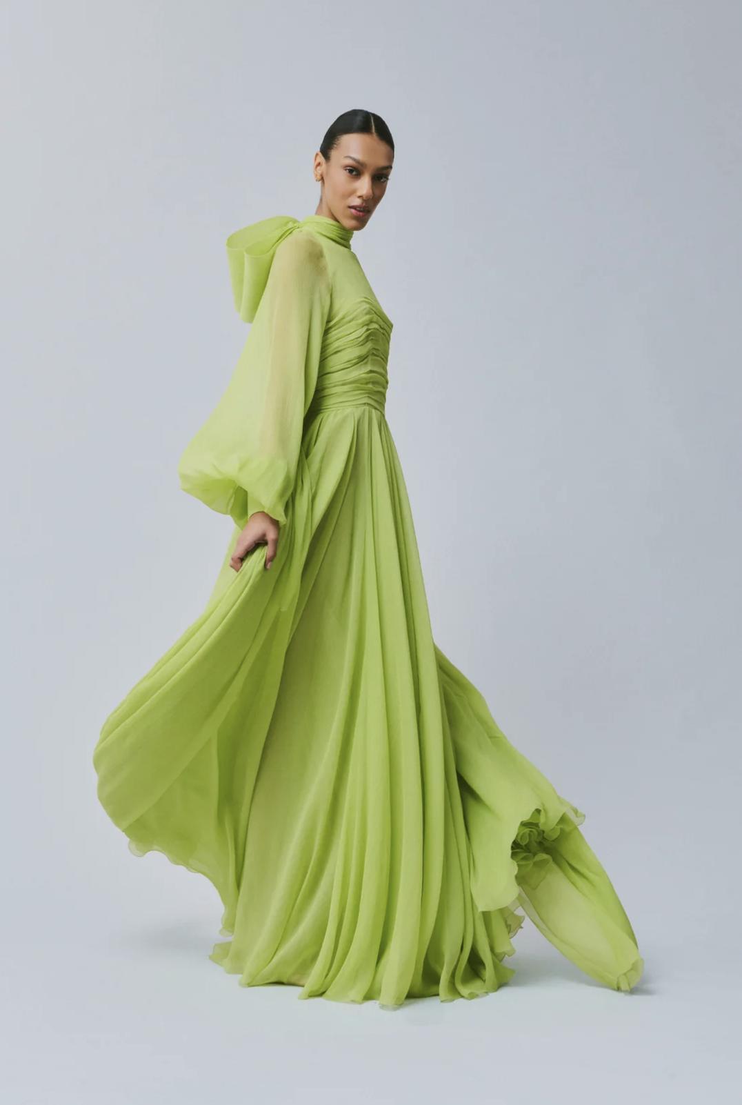 abito verde acido da cerimonia lungo in chiffon con collo alto e maniche lunghe