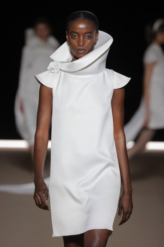abito da sposa con collo alto ampio più alto da una parte- tipi di scollatura