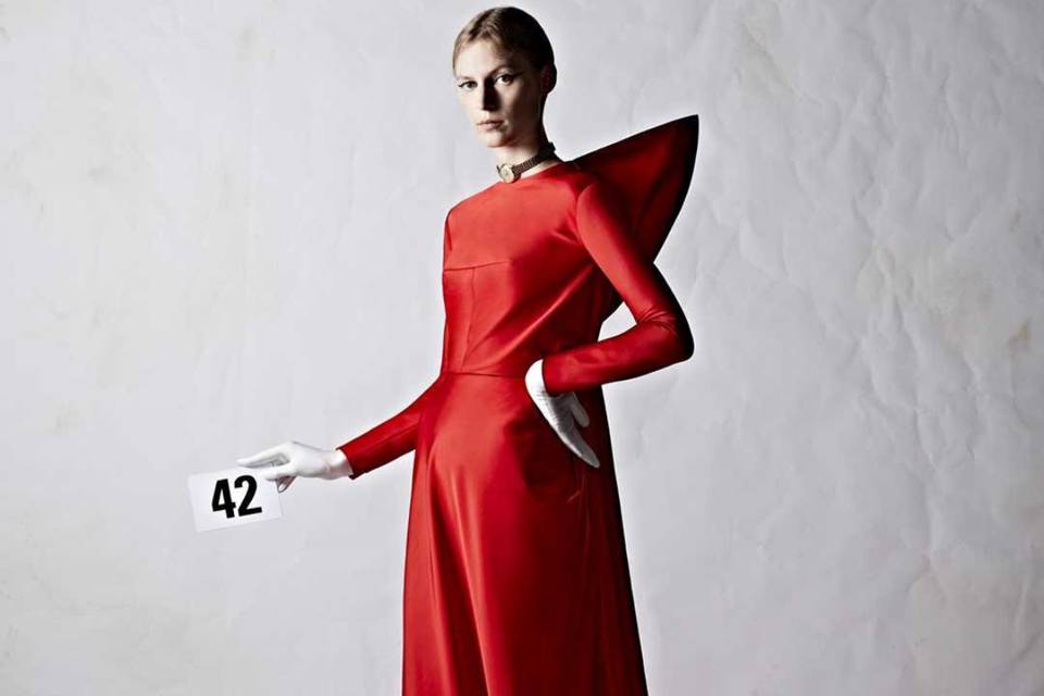 10 abiti Balenciaga per l'invitata più stravagante e originale