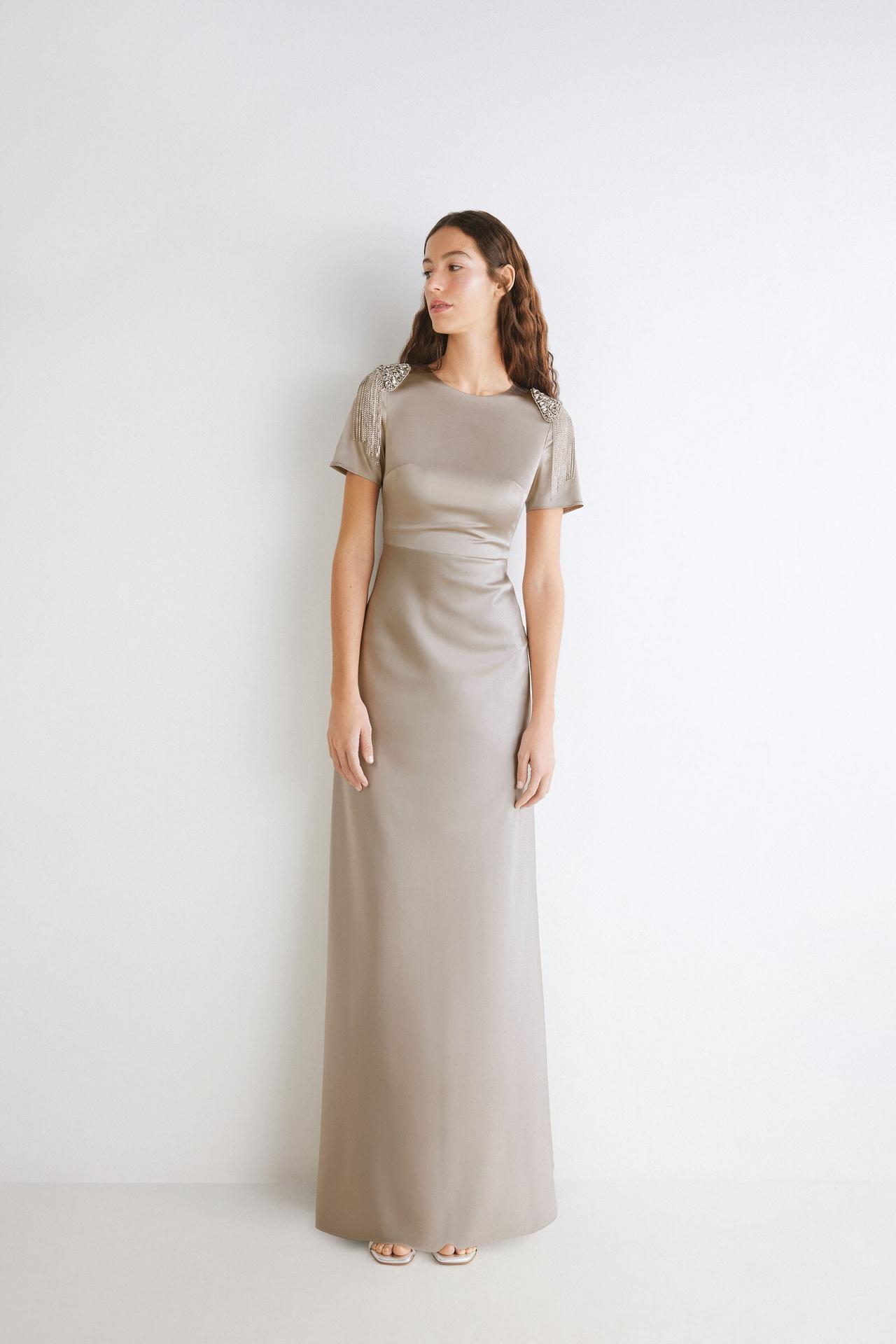 abito da sposa colorato in grigio, in raso con manciche corte e spalline con applicazioni