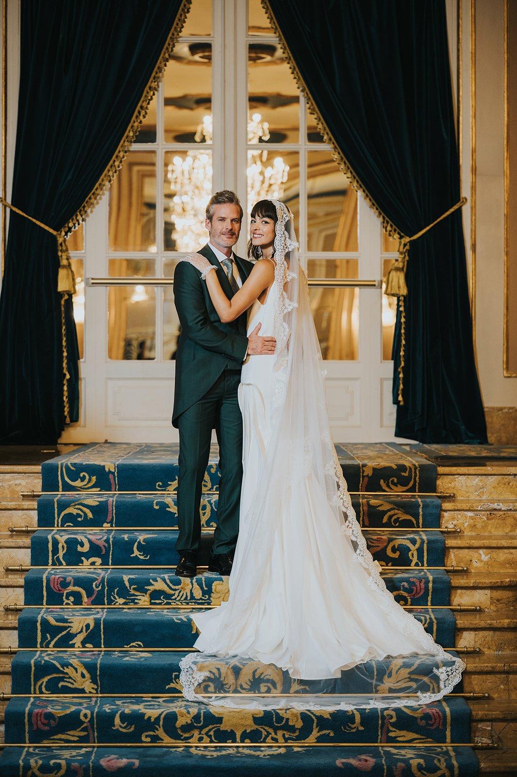 sposi in posa nella location per matrimonio stile Regencycore