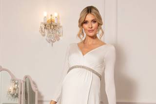 abito da sposa premaman stile impero con cinturino argentato sotto il seno, scollo incrociato e maniche lunghe