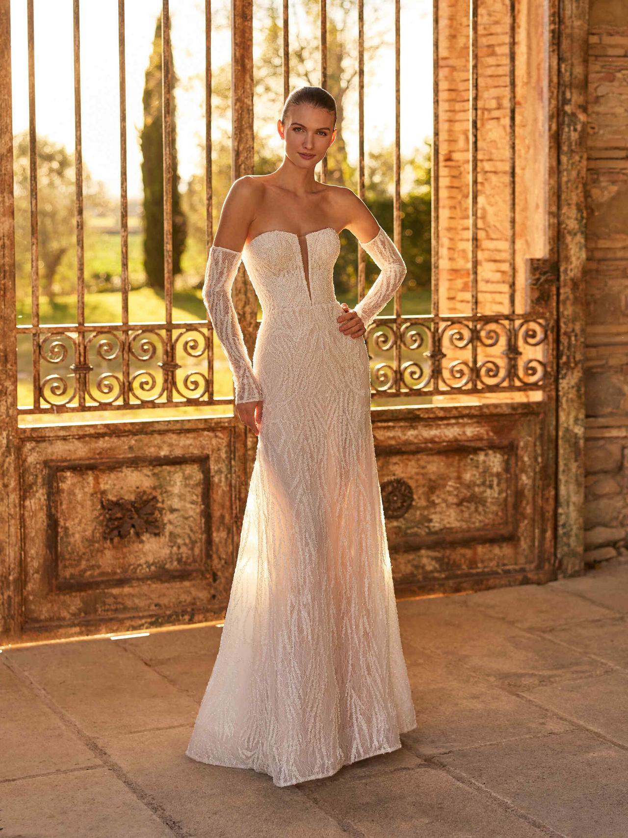 abito da sposa a sirena con scollo profondo, off shoulders e con guanti