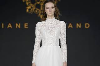 abito da sposa invernale con gonna in tulle e corpetto in pizzo a maniche lunghe e collo alto