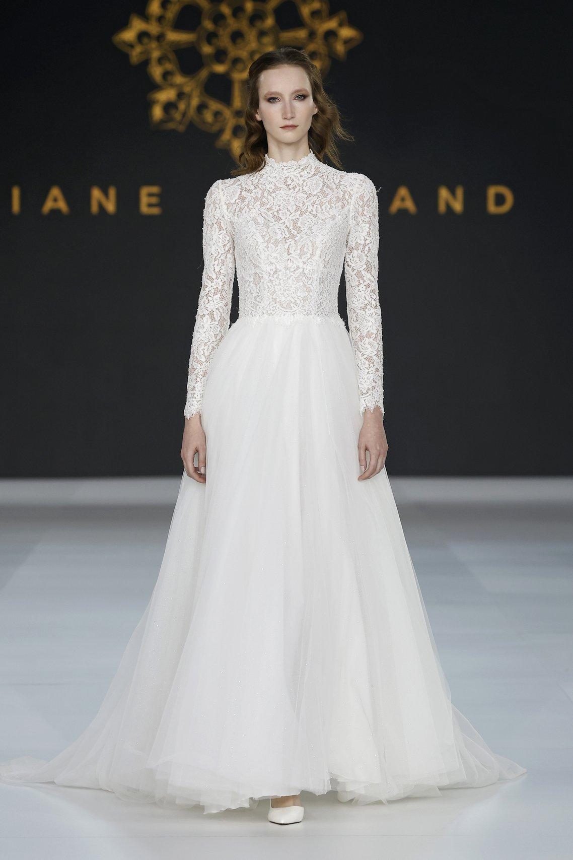 abito da sposa invernale con gonna in tulle e corpetto in pizzo a maniche lunghe e collo alto