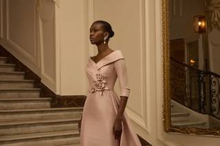 abito mamma della sposa midi, rosa antico, con piccolo strascico, scollo off shoulder e maniche a tre quarti