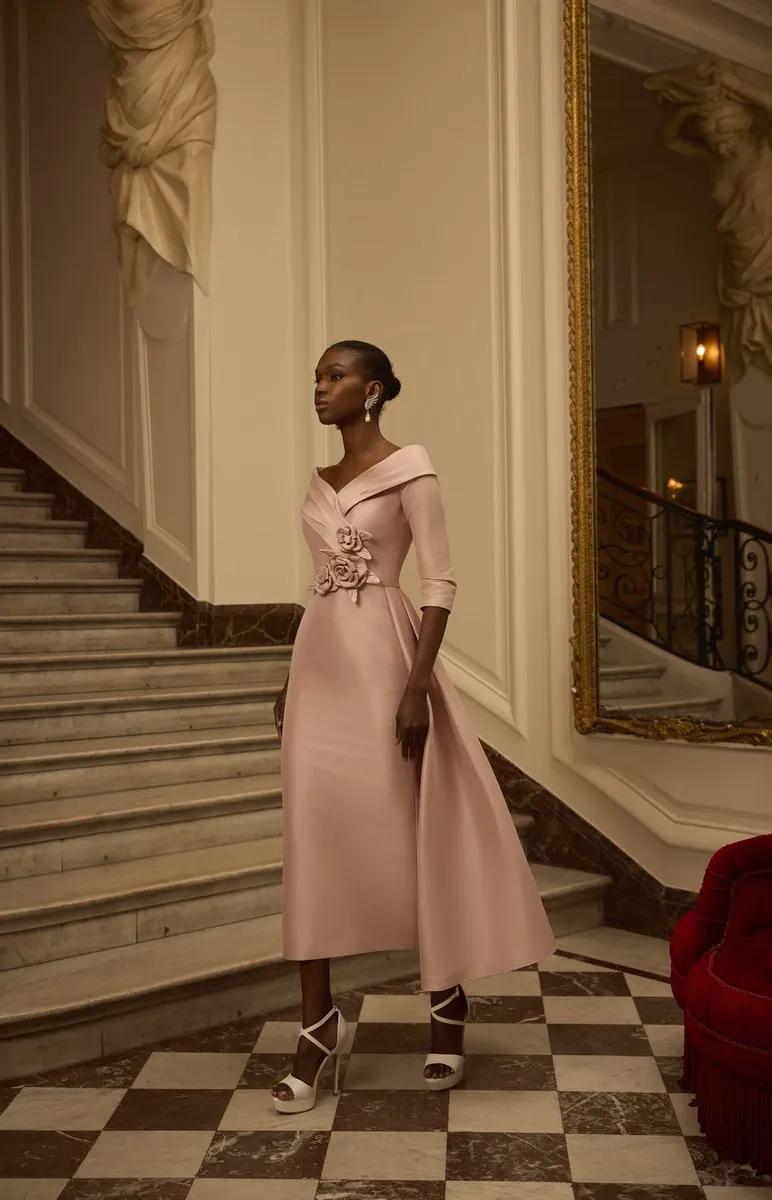 abito mamma della sposa midi, rosa antico, con piccolo strascico, scollo off shoulder e maniche a tre quarti