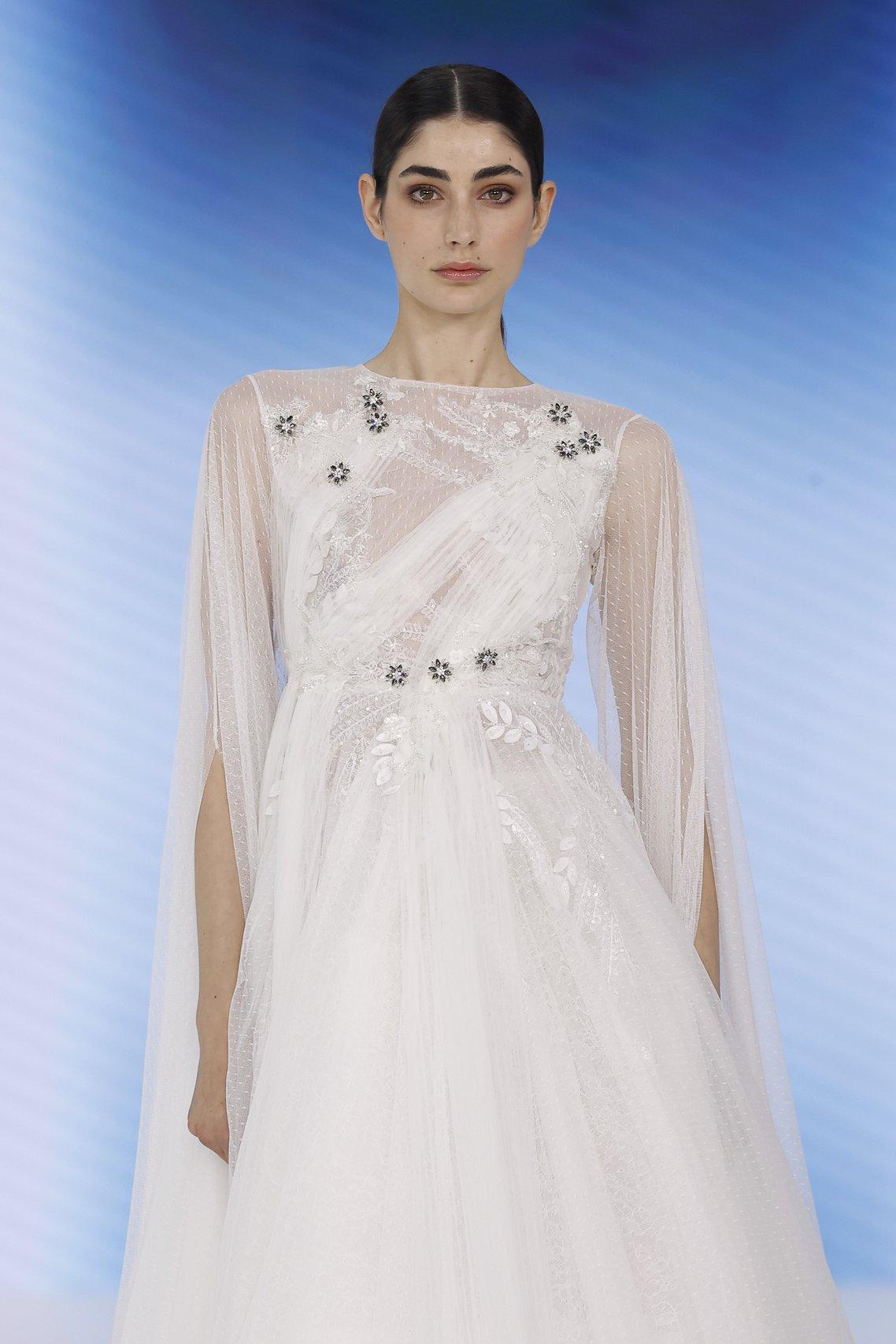 abito da sposa boho chic bianco in tulle e applicazioni argentate