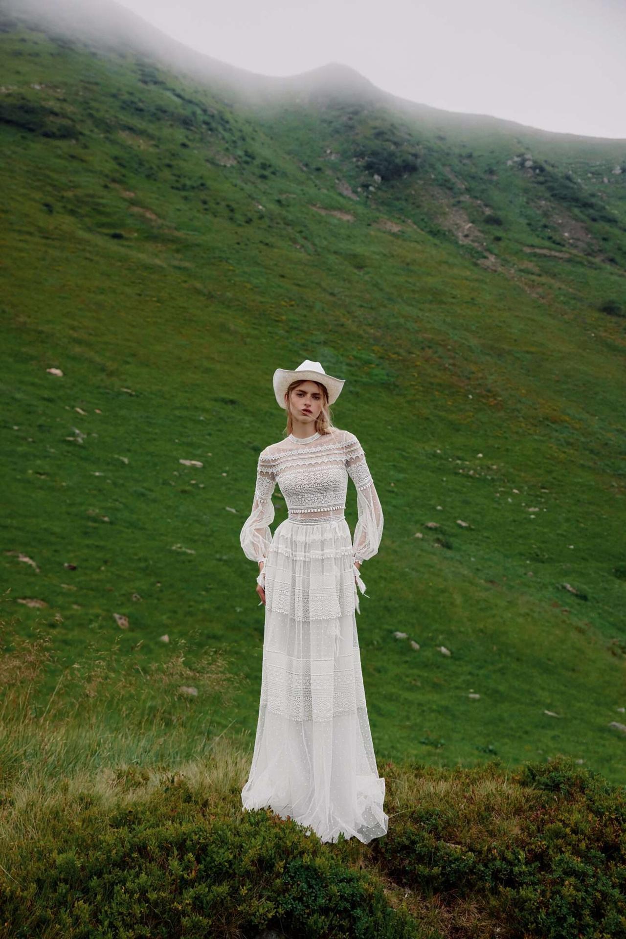 abito da sposa a collo alto in pizzo macramé