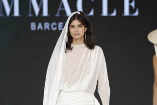 abito da sposa invernale con gonna scivolata, maniche lunghe e collo alto