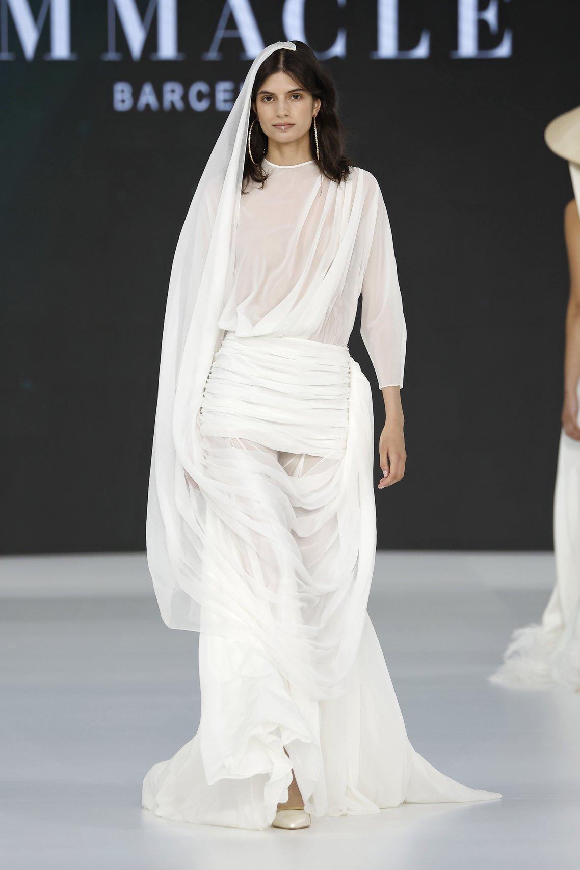 abito da sposa invernale con gonna scivolata, maniche lunghe e collo alto