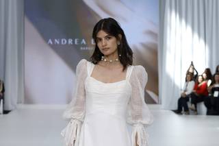 abito da sposa boho chic con gonna scivolata, scollo quadrato e maniche lunghe a palloncino