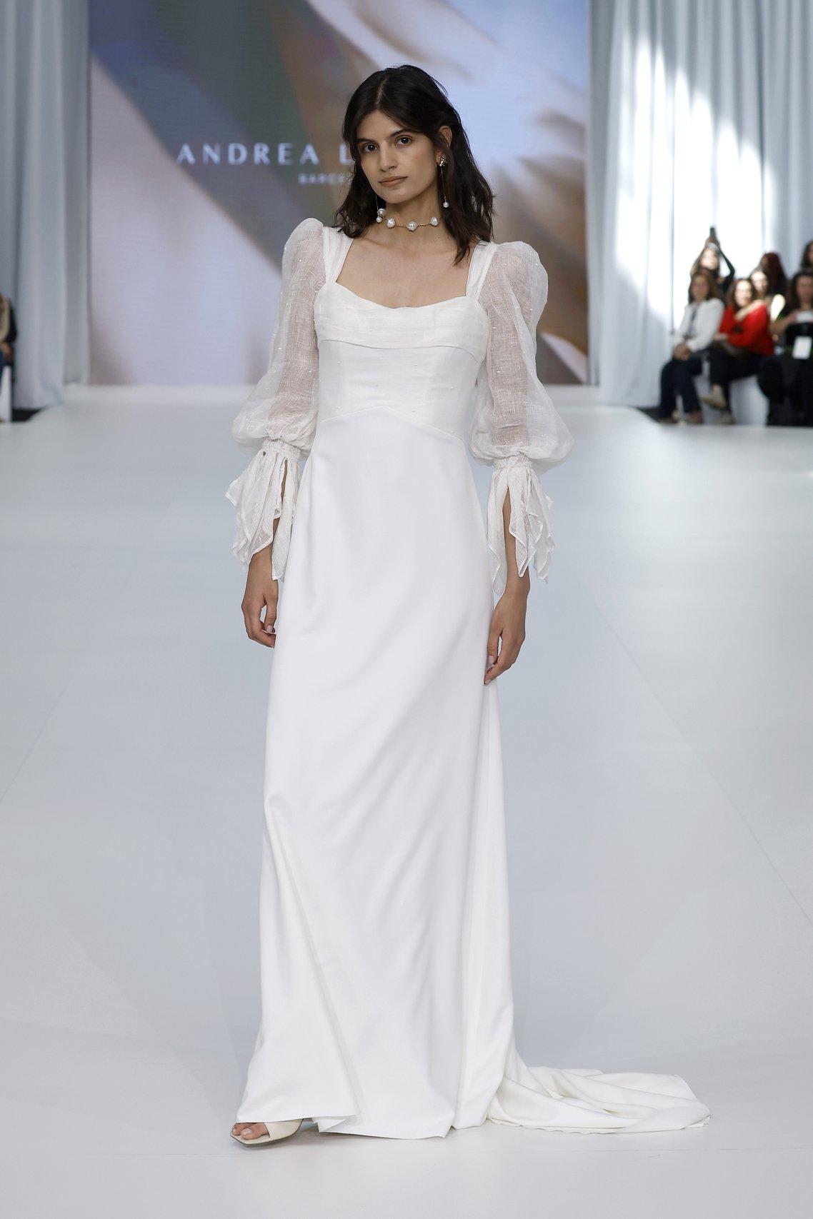 abito da sposa boho chic con gonna scivolata, scollo quadrato e maniche lunghe a palloncino