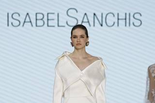 abito da sposa invernale liscio, gonna dritta, maniche lunghe e scollo a V