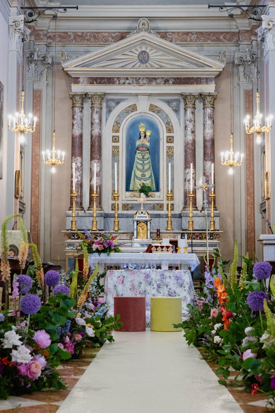 chiesa matrimonio con allestimenti floreali
