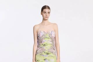 abito verde pistacchio con gonna corta davanti e strascico dietro con decorazioni floreali colrate