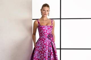 abito sorella sposa lungo fucsia a fantasia floreale con scollo quadratoe gonna linea ad A