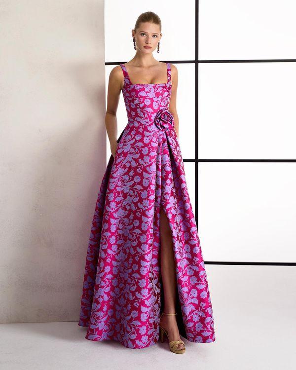 abito sorella sposa lungo fucsia a fantasia floreale con scollo quadratoe gonna linea ad A