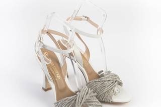 sandali gioiello sposa in pelle di colore bianco con fasce intrecciate su avampiede in micro cristalli