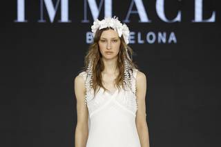abito da sposa boho chic con gonna svasata