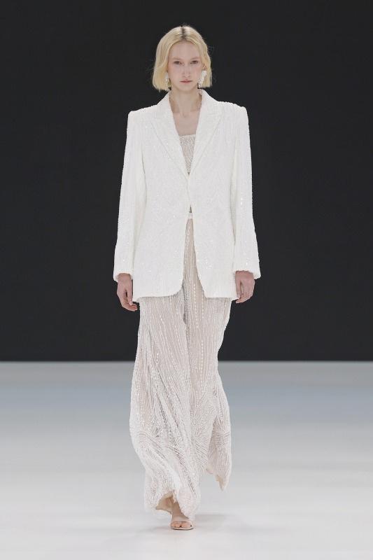 jumpsuit con pantalone a palazzo tempestata di brillanti con giacca bianca