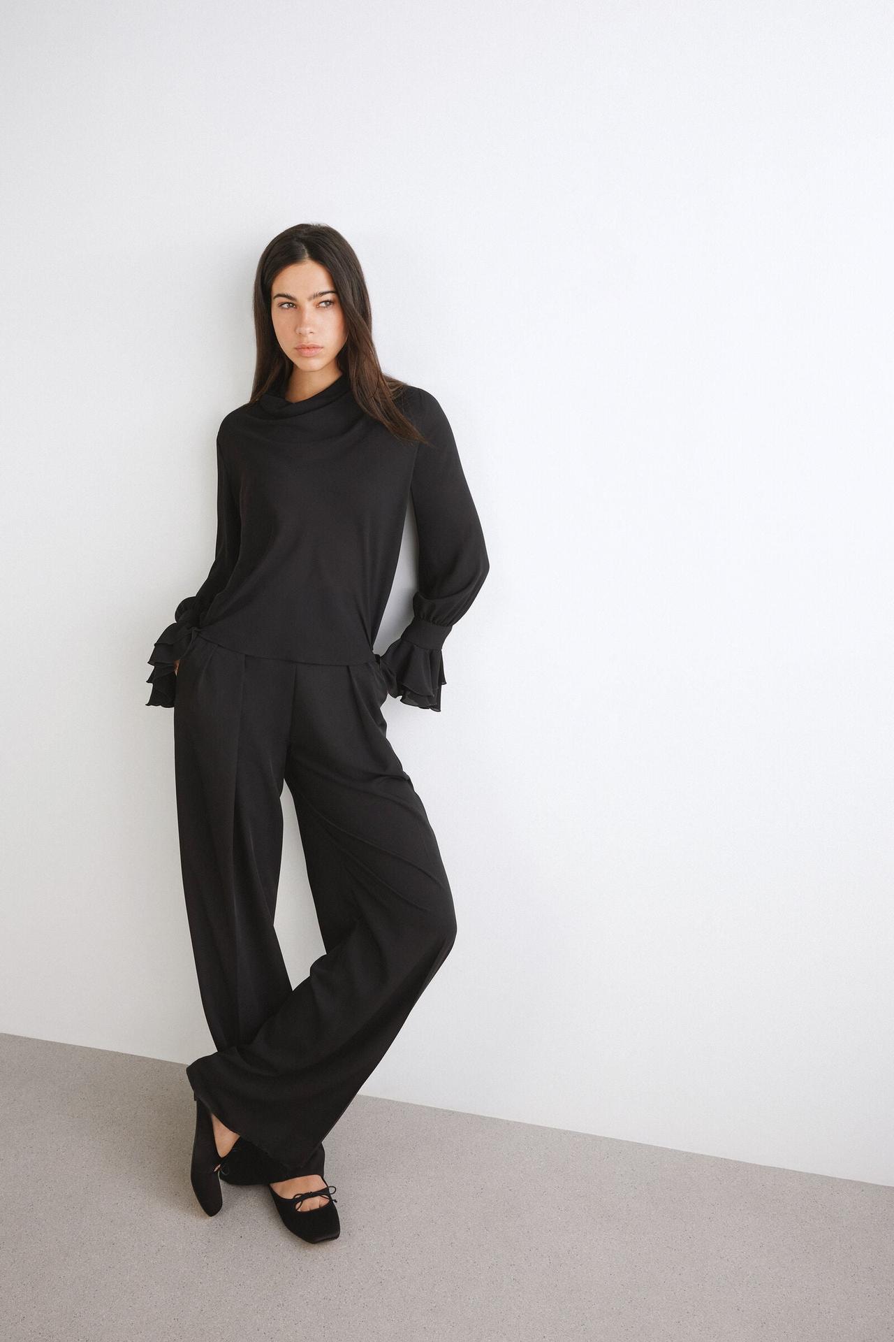 abito nero matrimonio con blusa e pantalone