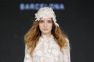 Abito da sposa alternativo con copricapo pizzo